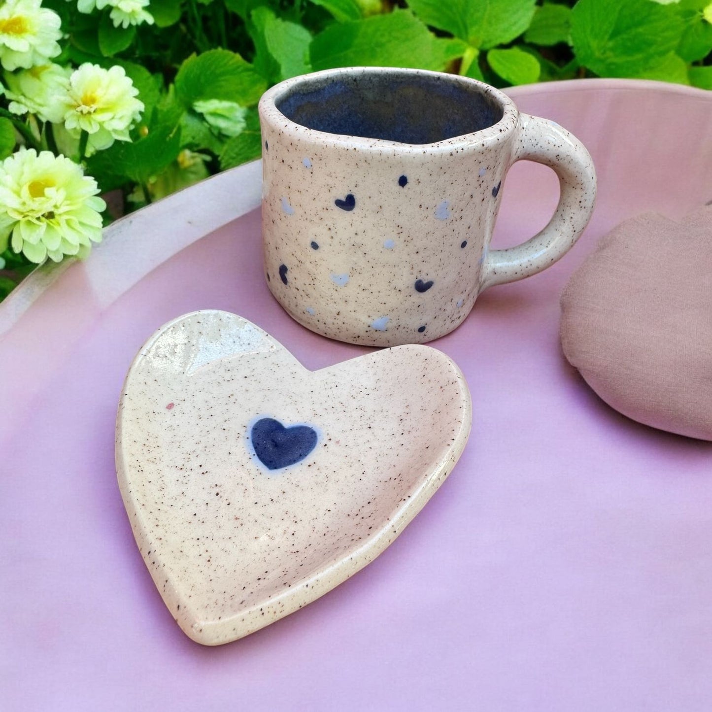 Susurros del Alba – Taza de Corazón con Platito Encantado