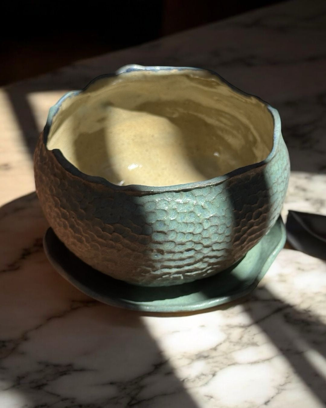 Maceta artesanal esgrafiada con acabado matte y platito