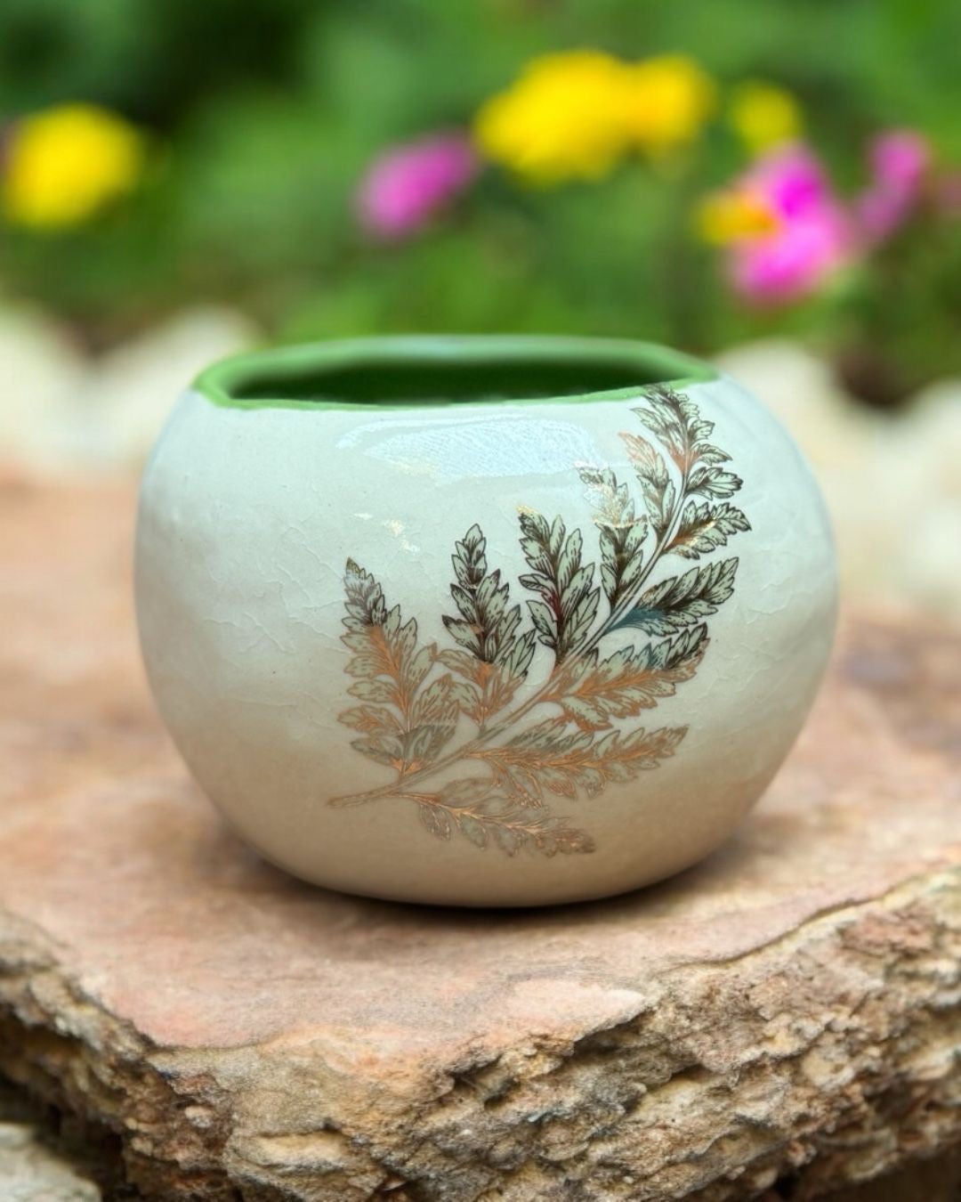 Mini maceta artesanal con detalle en oro