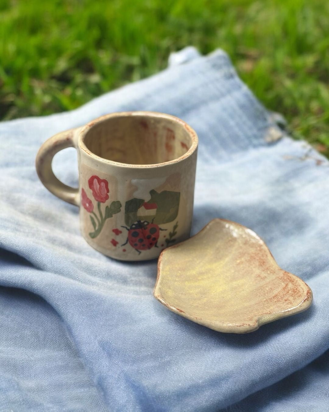Paisaje Soñado – Taza Artesanal con Mariquita y Casita Encantadora