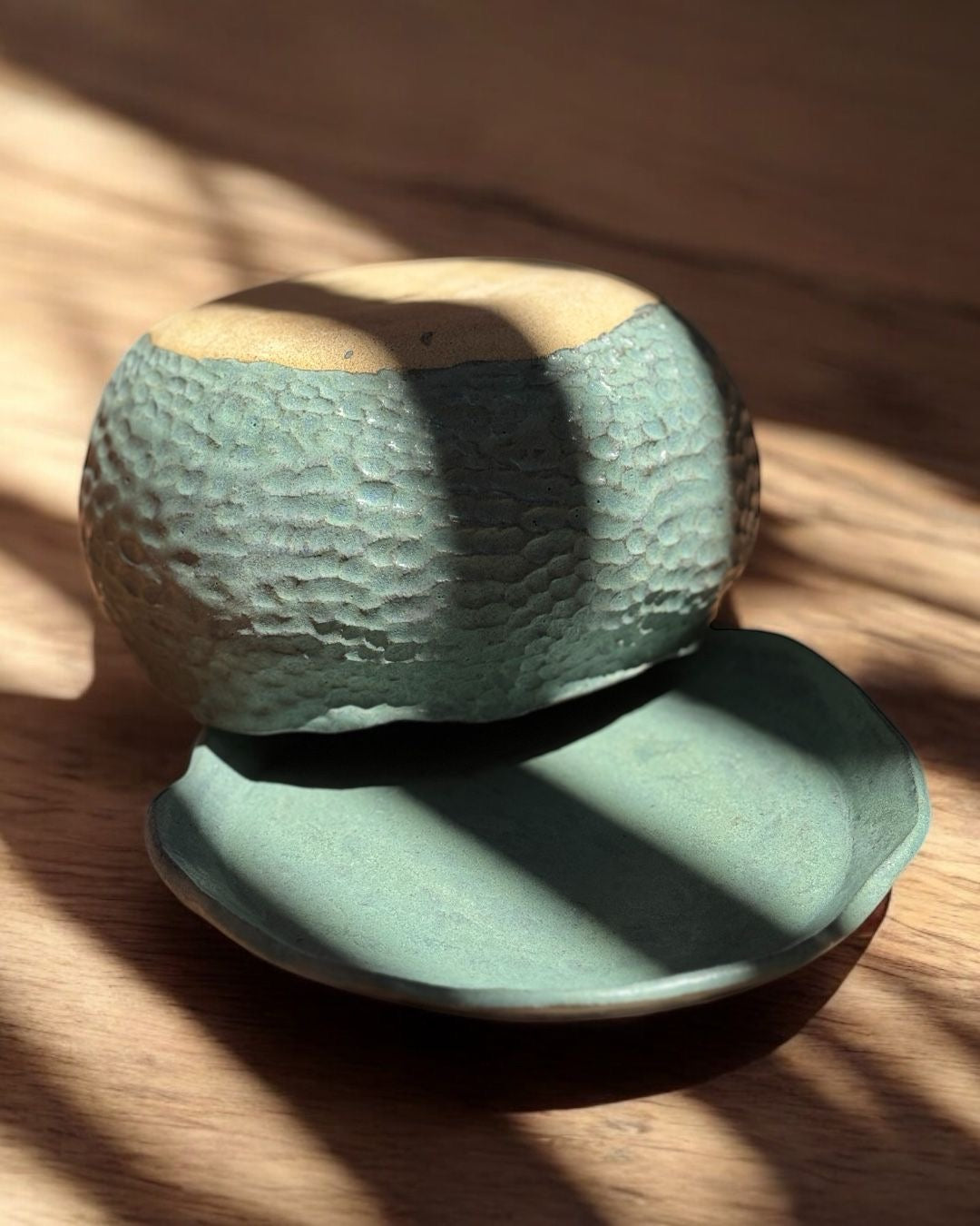 Maceta artesanal esgrafiada con acabado matte y platito