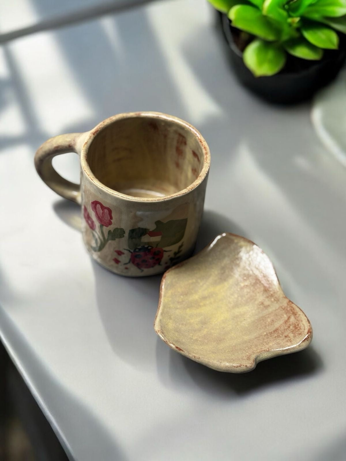 Paisaje Soñado – Taza Artesanal con Mariquita y Casita Encantadora