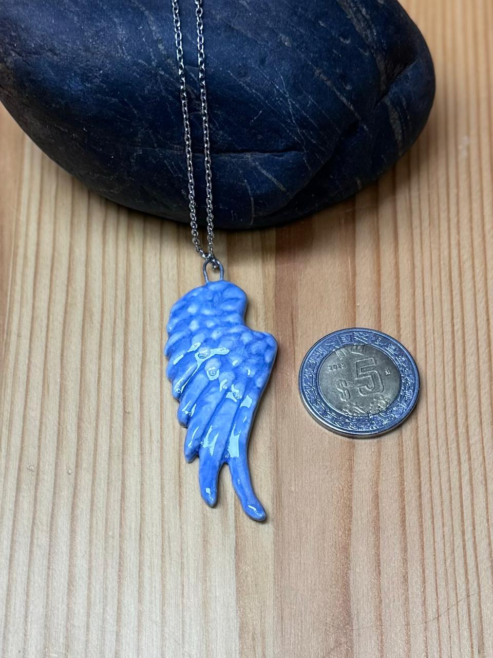 Alquimia Celestial: Amuleto de Ala de Ángel en Cerámica Lila