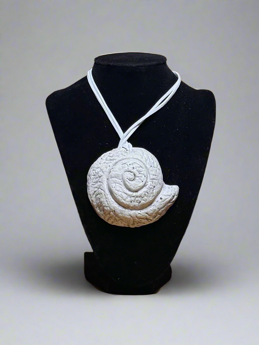 Espiral Marina: Medallón Artesanal de Caracol