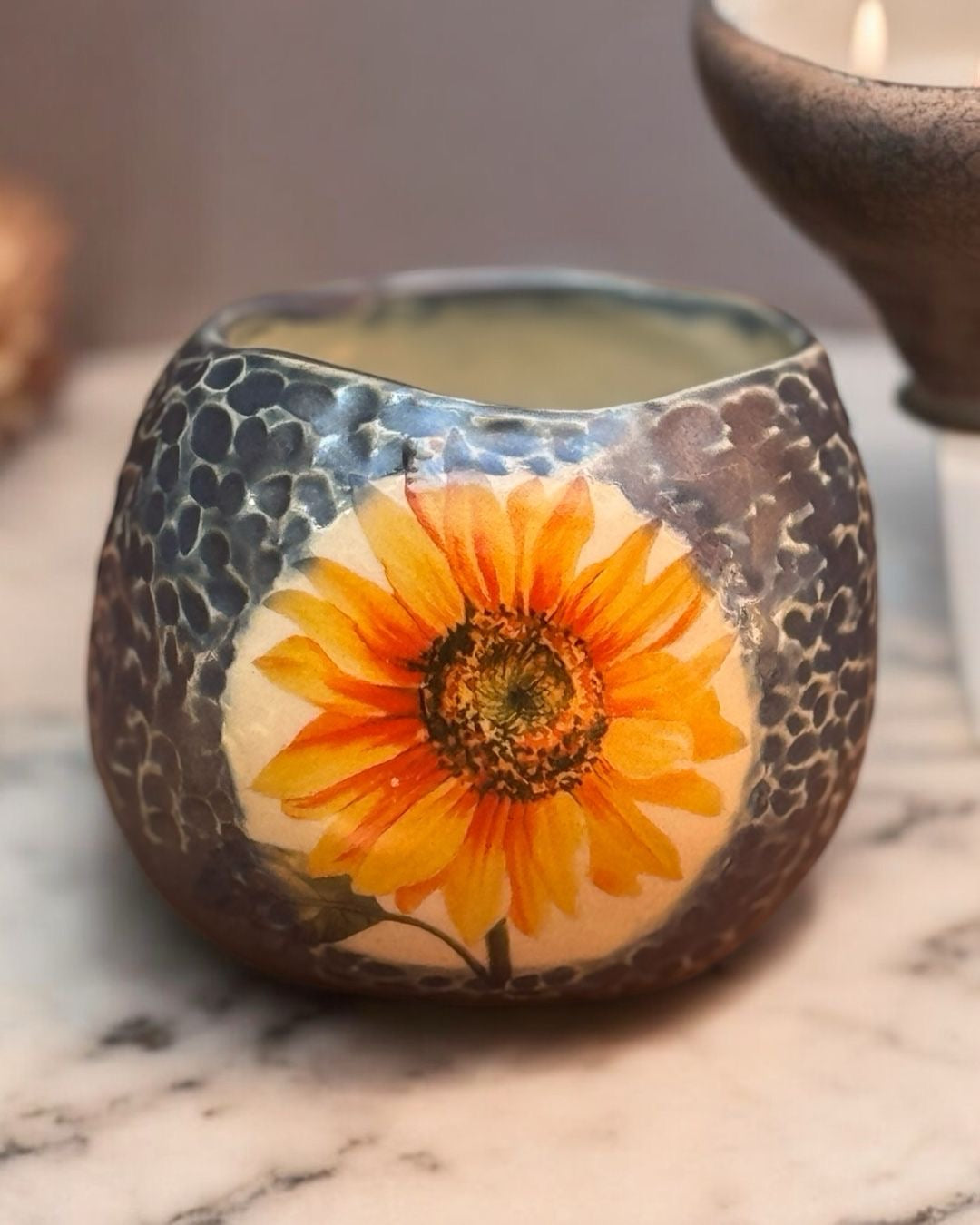 Mini maceta esgrafiada con girasol en azul mate