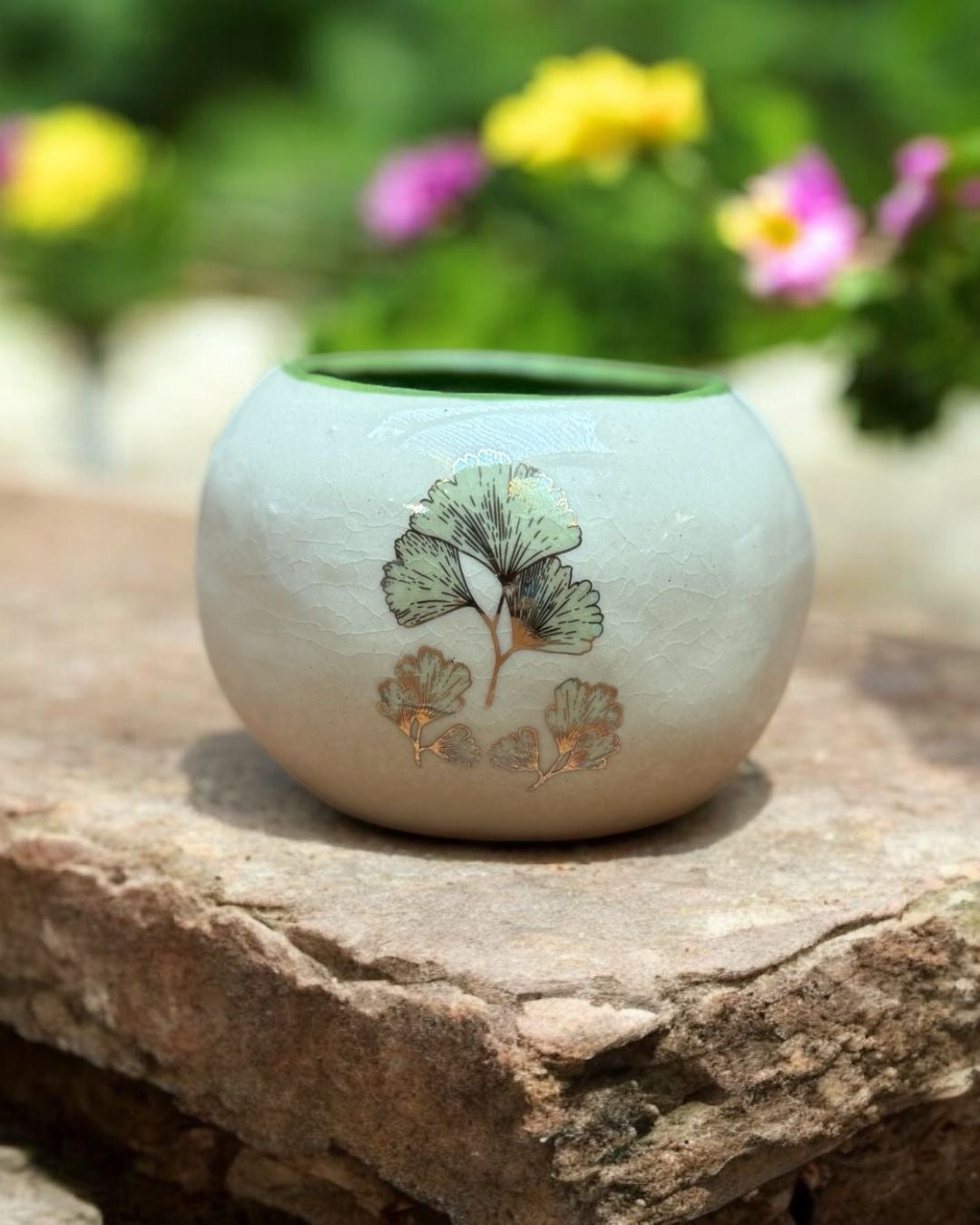 Mini maceta artesanal con detalle en oro