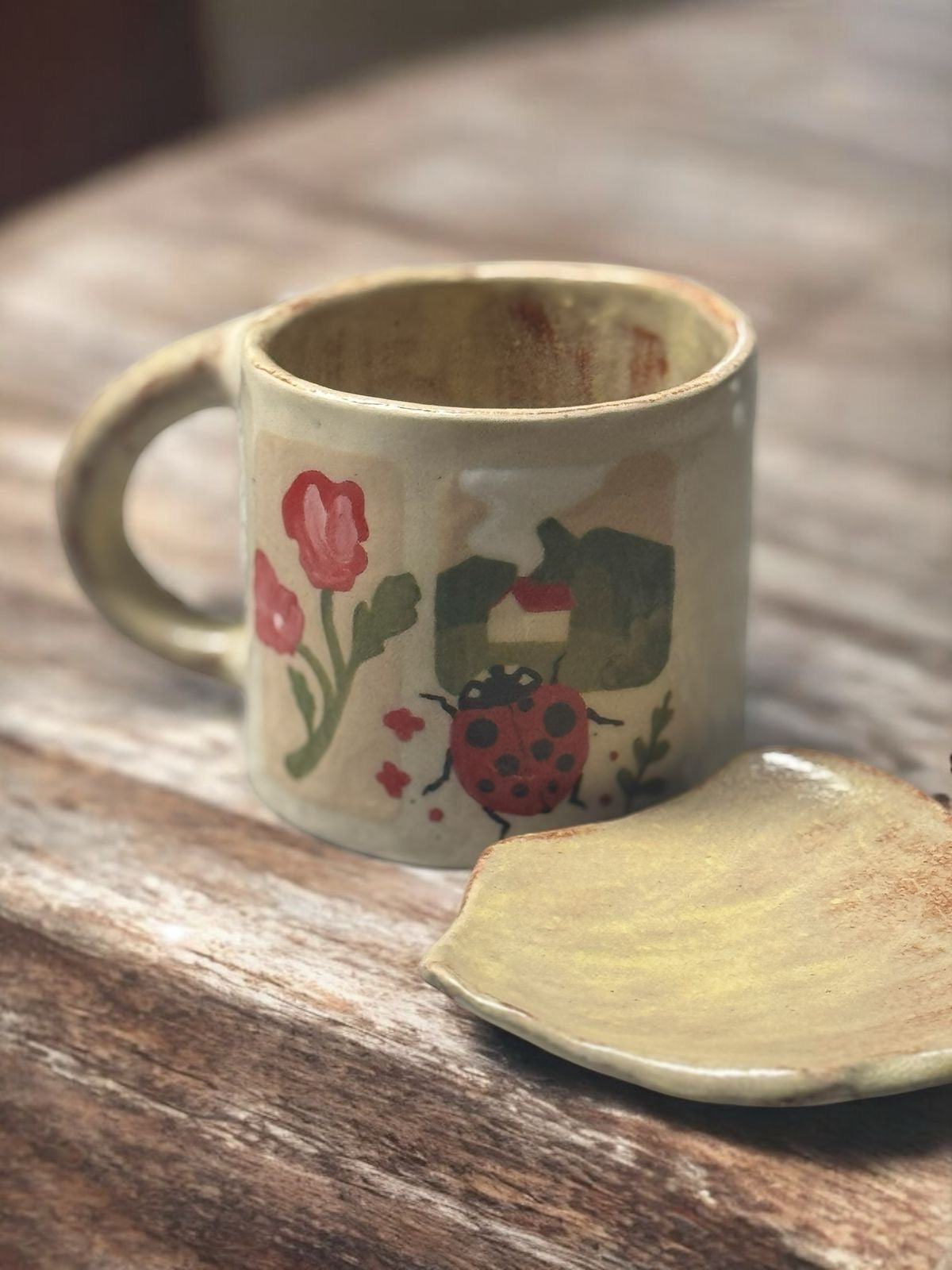 Paisaje Soñado – Taza Artesanal con Mariquita y Casita Encantadora