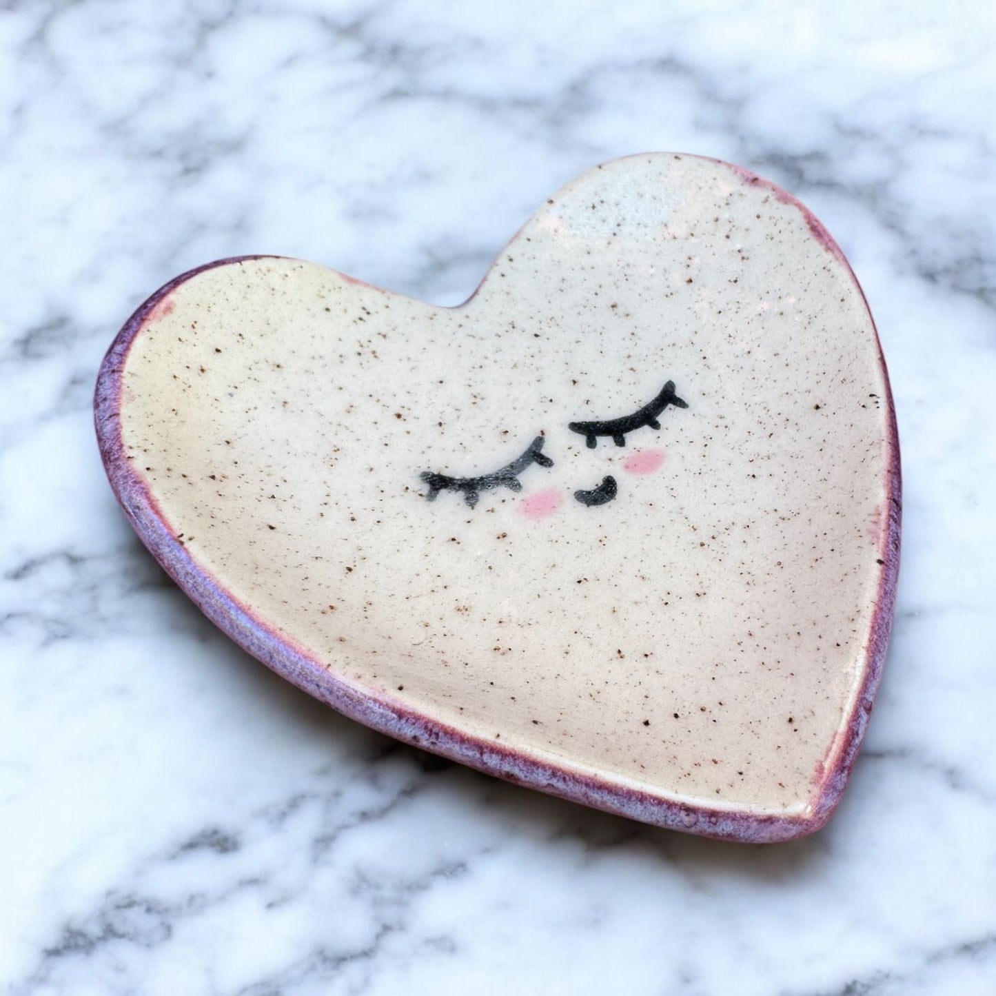 Abrazo Matutino – Tacita de Sonrisa Coqueta con Platito de Corazón