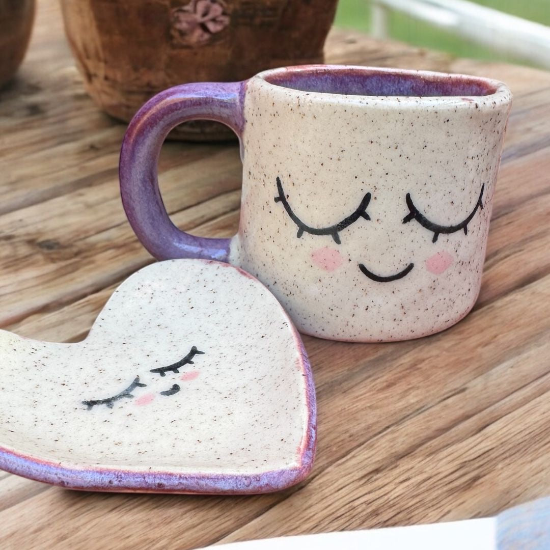 Abrazo Matutino – Tacita de Sonrisa Coqueta con Platito de Corazón