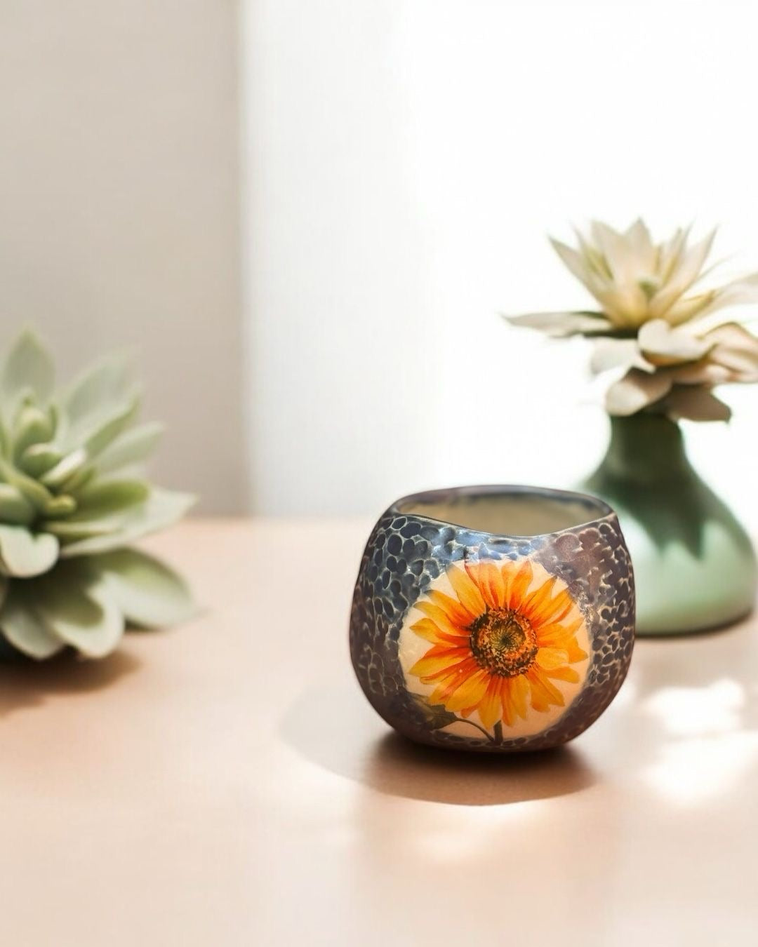 Mini maceta esgrafiada con girasol en azul mate