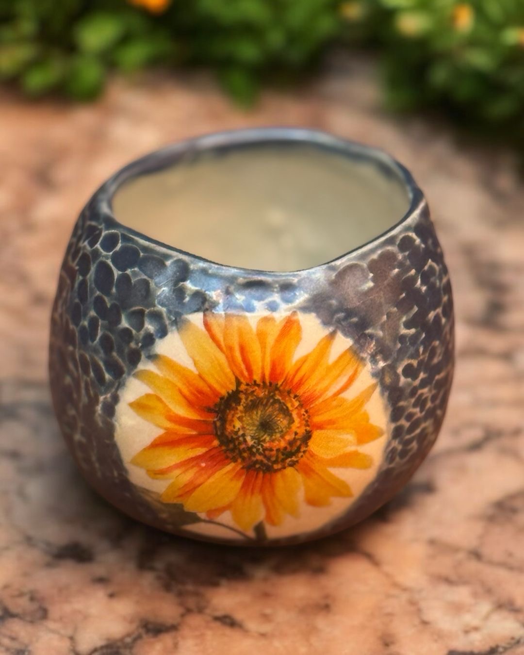 Mini maceta esgrafiada con girasol en azul mate