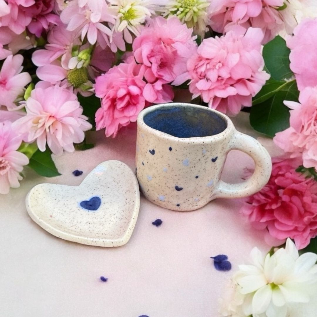 Susurros del Alba – Taza de Corazón con Platito Encantado