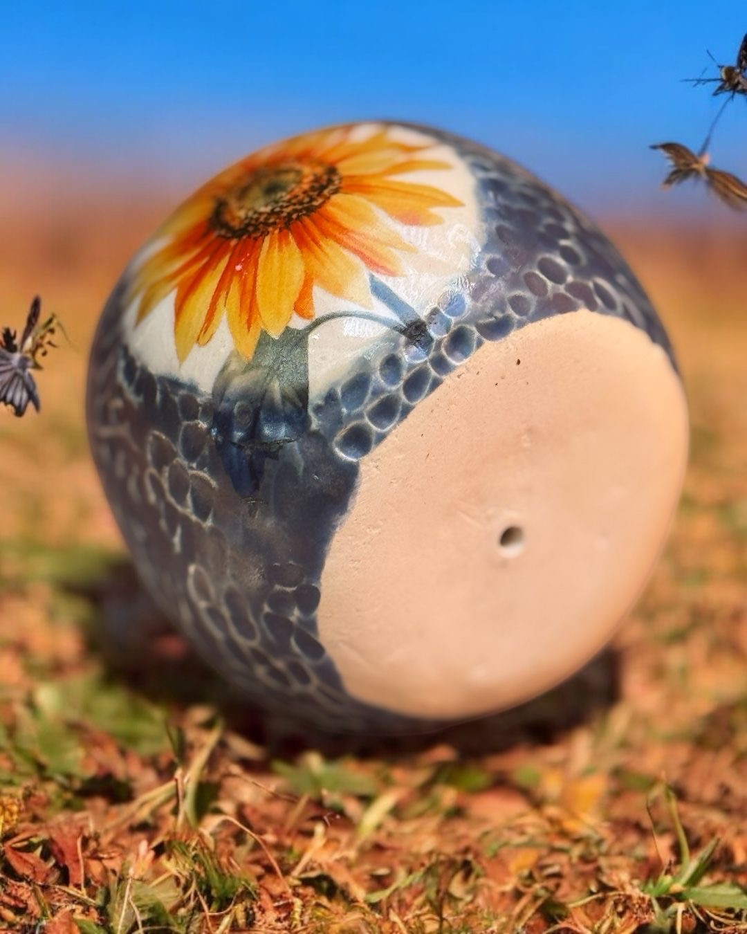 Mini maceta esgrafiada con girasol en azul mate
