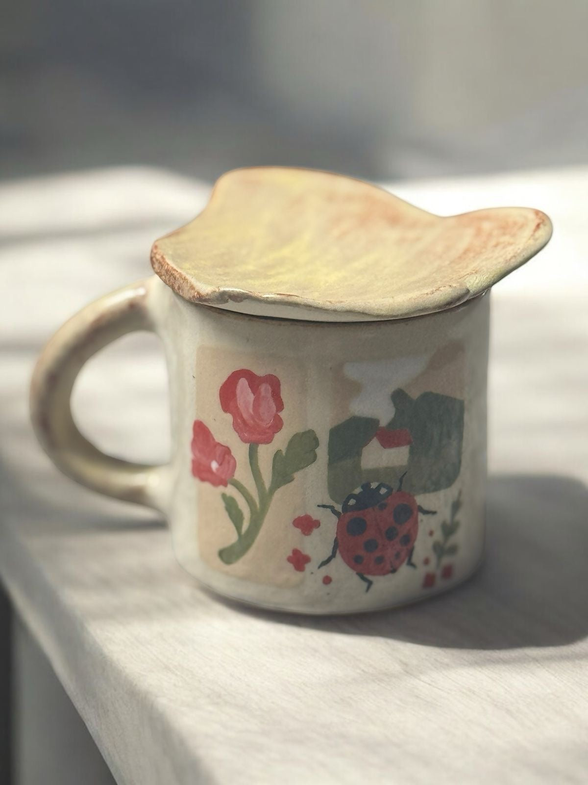 Paisaje Soñado – Taza Artesanal con Mariquita y Casita Encantadora