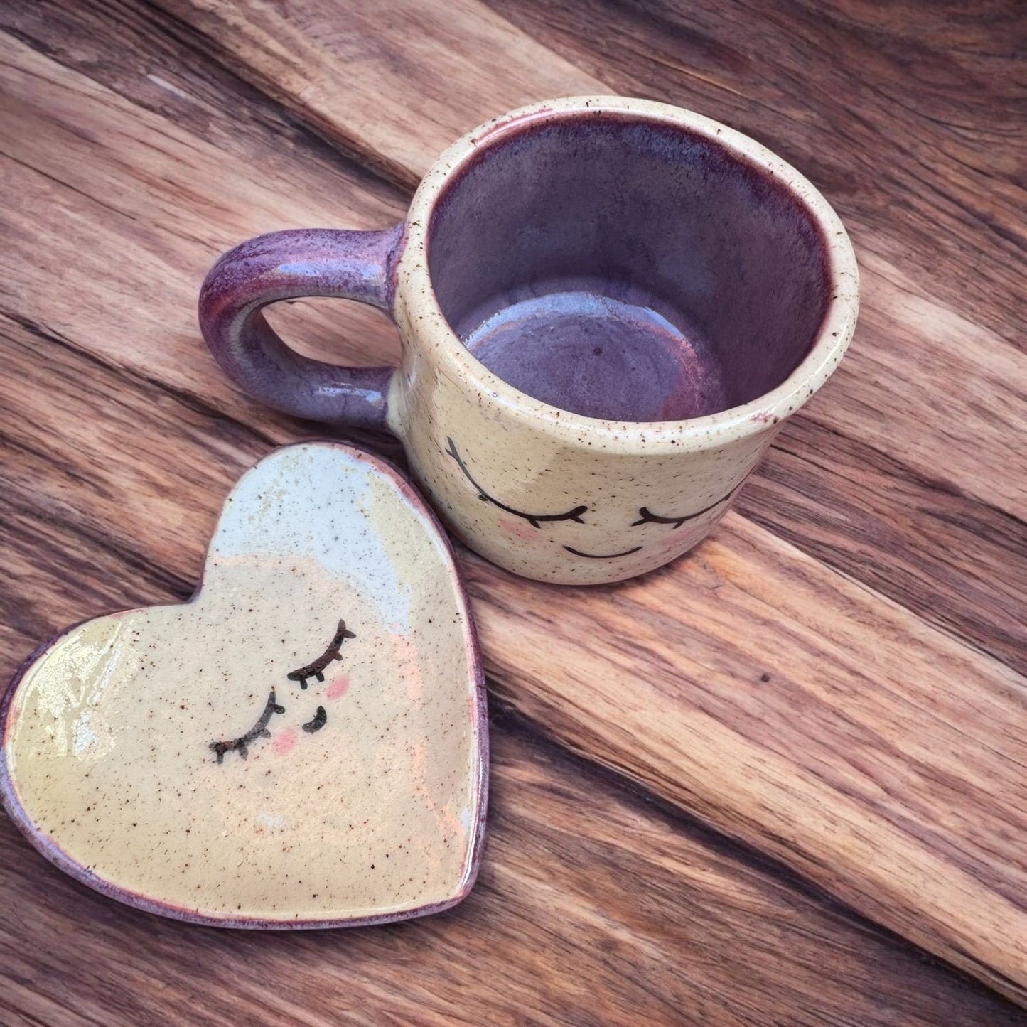 Abrazo Matutino – Tacita de Sonrisa Coqueta con Platito de Corazón