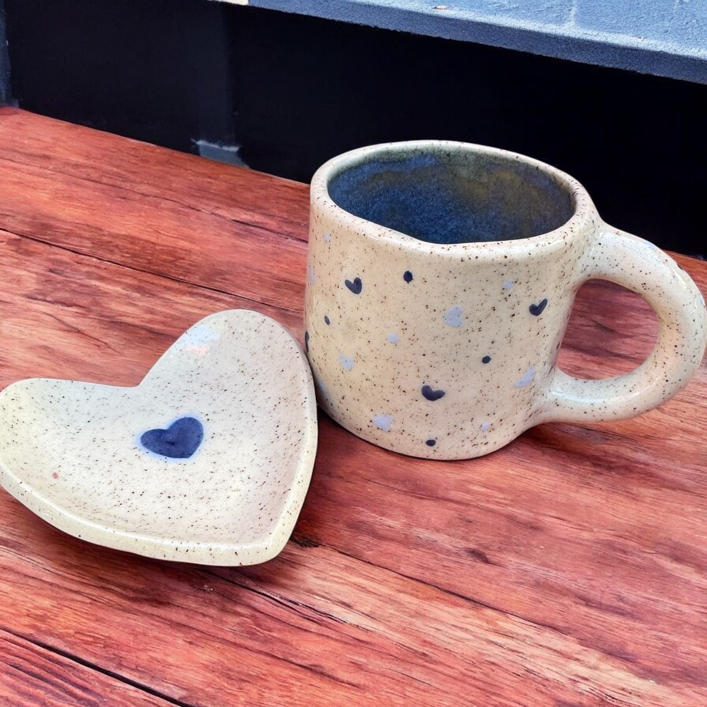 Susurros del Alba – Taza de Corazón con Platito Encantado