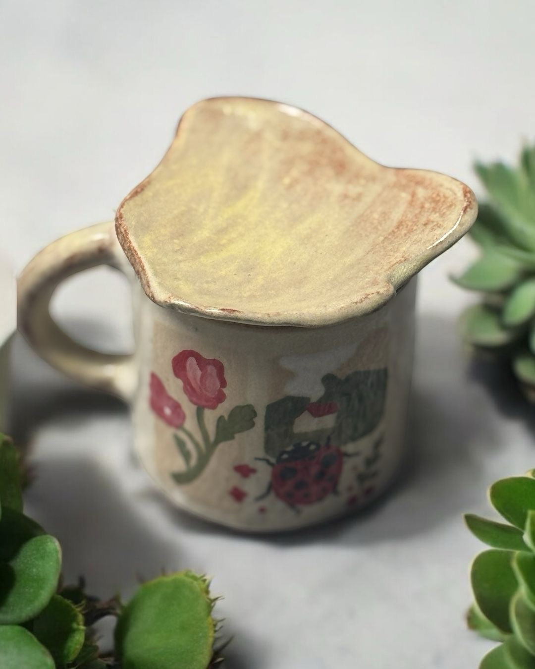 Paisaje Soñado – Taza Artesanal con Mariquita y Casita Encantadora