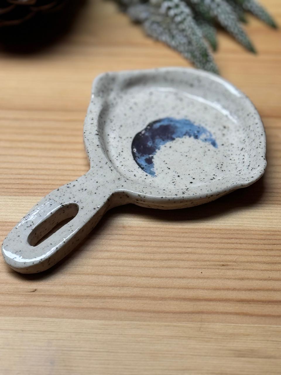 Luna Creciente: Plato Multiusos de Cerámica con Encanto Celestial