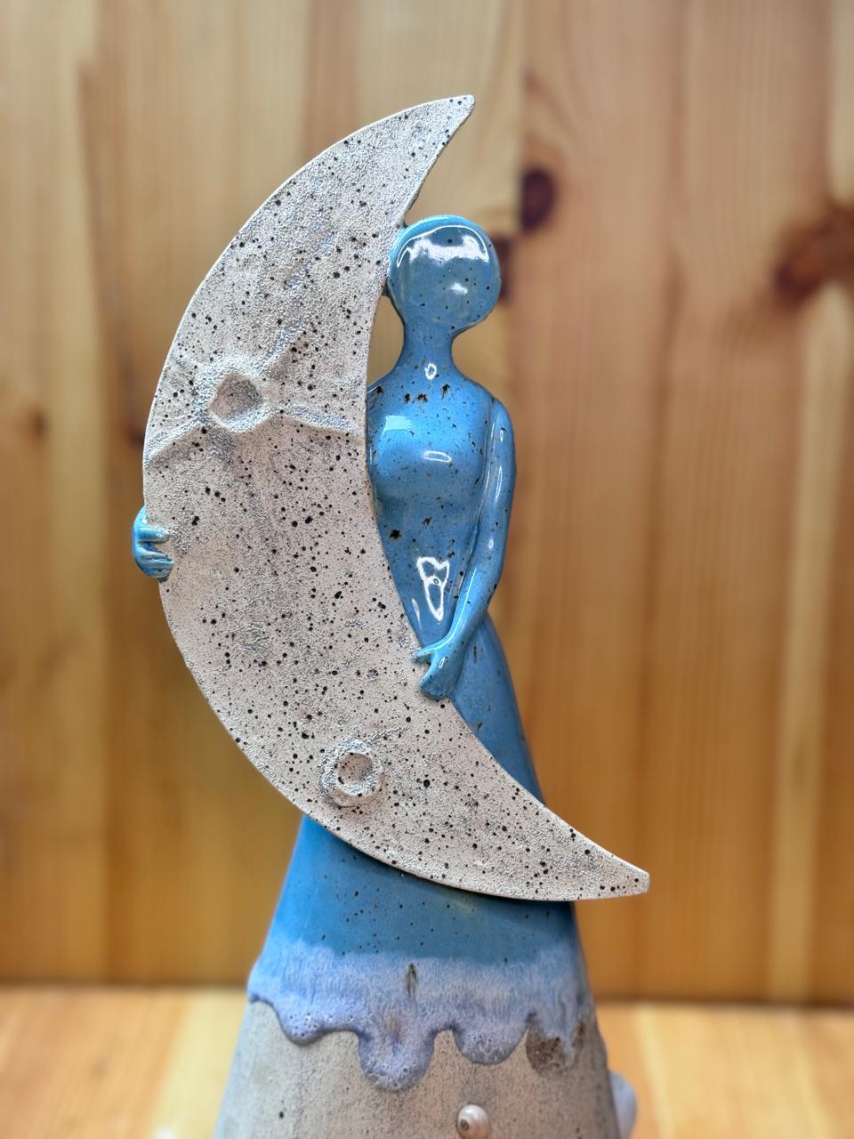 Guardiana Lunar: Abrazo de Mar y Cielo