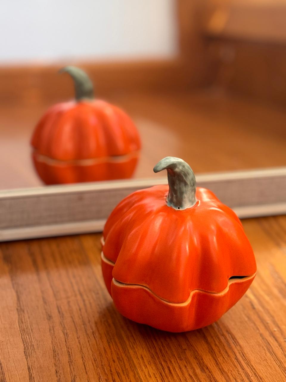 Dulcero artesanal 'Encanto Otoñal' en forma de calabaza, cerrado, mostrando detalles de textura y color otoñal
